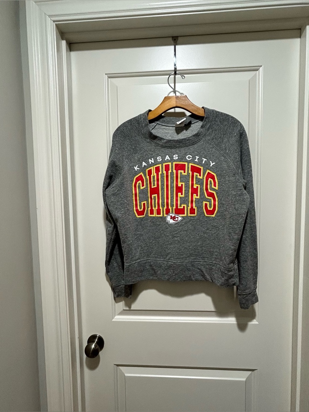 CHIEFS NFL Team apparel women’s size M Gray Crewneck top. Nice condition